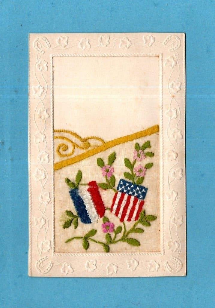 Mooie oude geborduurde WO1 - W108 - Franse/US vlag ca1915, Verzenden, Voor 1920, Ongelopen, Klederdracht