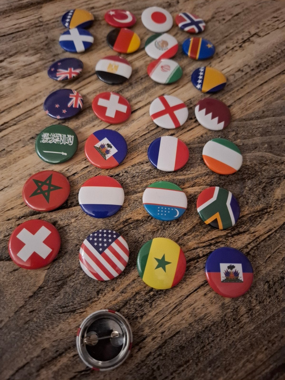 29 klassieke Buttons met vlaggen van diverse landen, Verzamelen, Ophalen of Verzenden