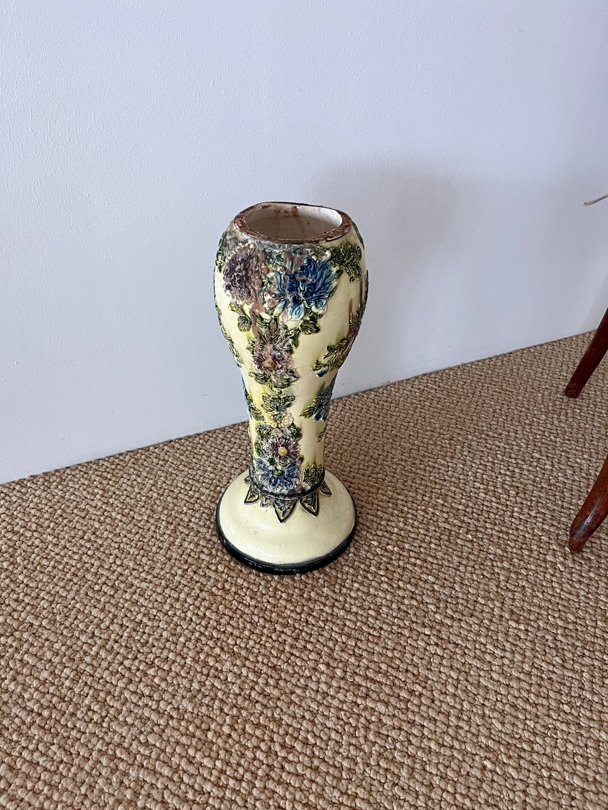 Vintage bloemenvaas - Aardewerk met reliëfdecoratie, Antiek en Kunst, Ophalen of Verzenden