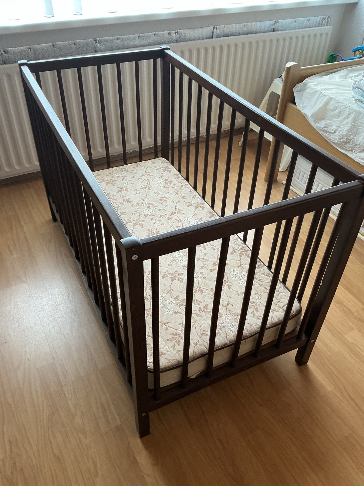 Donkerbruin houten ledikant met matras, Kinderen en Baby's, Babywiegjes en Ledikanten, Ophalen, Gebruikt, Ledikant