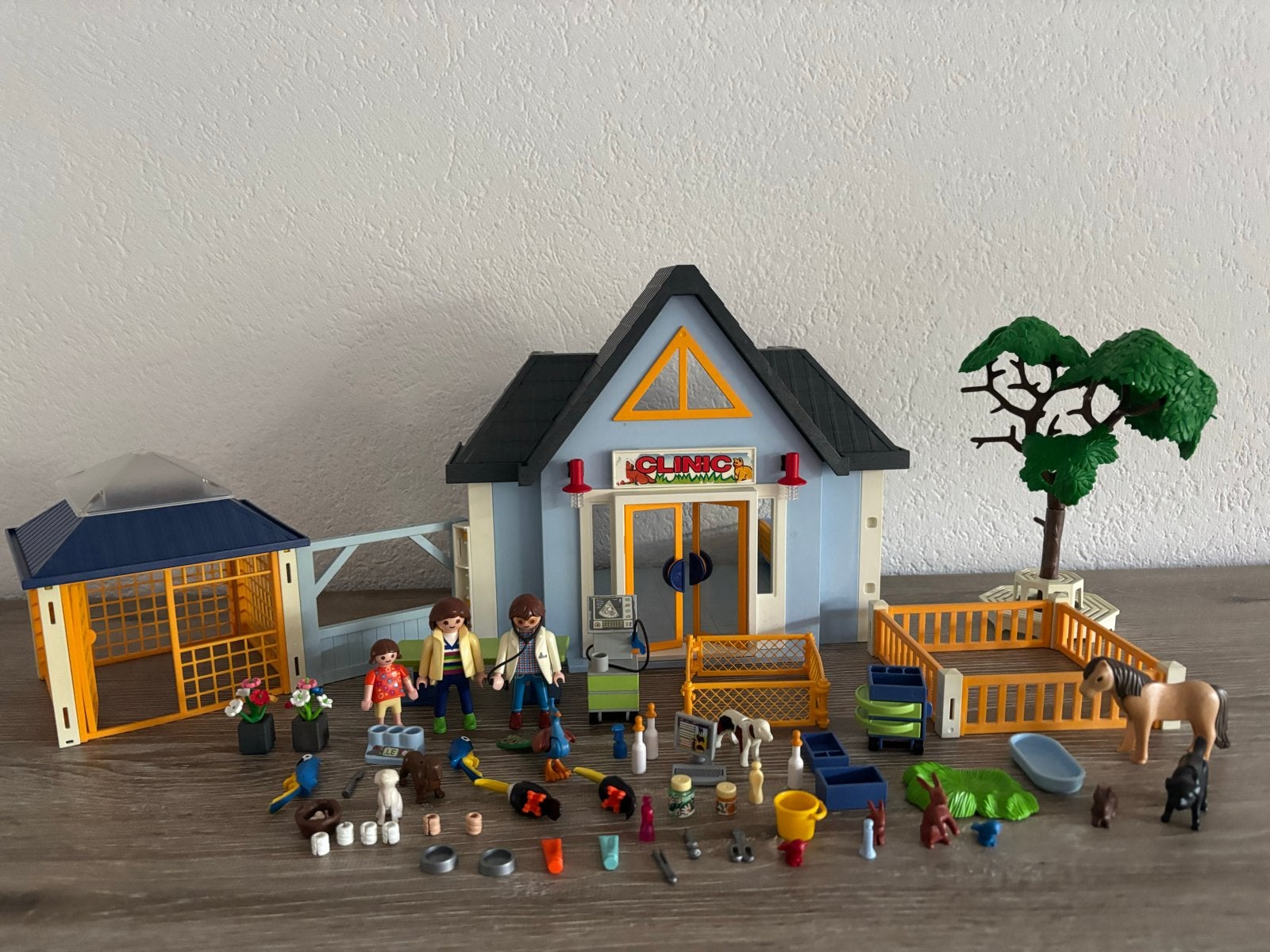Playmobil Dierenkliniek met veel accessoires, Ophalen of Verzenden, Zo goed als nieuw