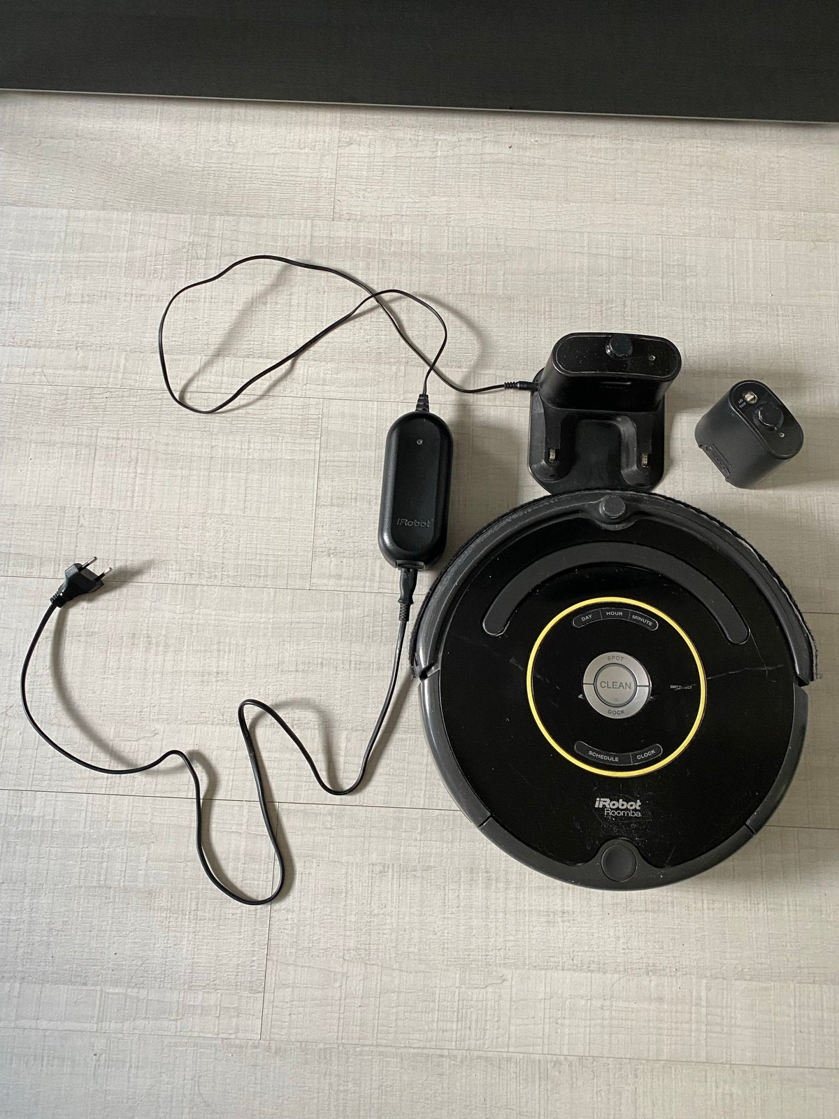 iRobot Roomba 650 Robotstofzuiger met laadstation en sensor, Ophalen, Gebruikt, IRobot, Oplaadstation