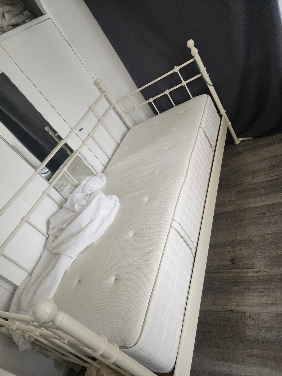 Wit metalen eenpersoonsbed met matras, Gebruikt, 90 cm, Eenpersoons, Wit