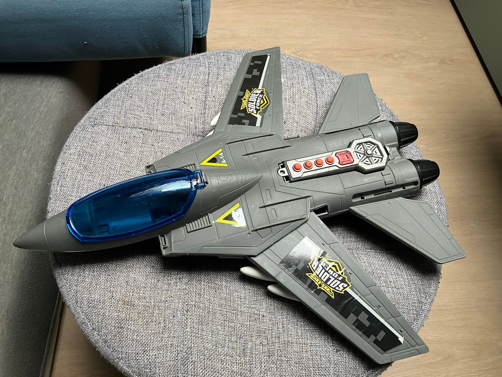 Grijze speelgoed straaljager met raketten, Ophalen, Gebruikt