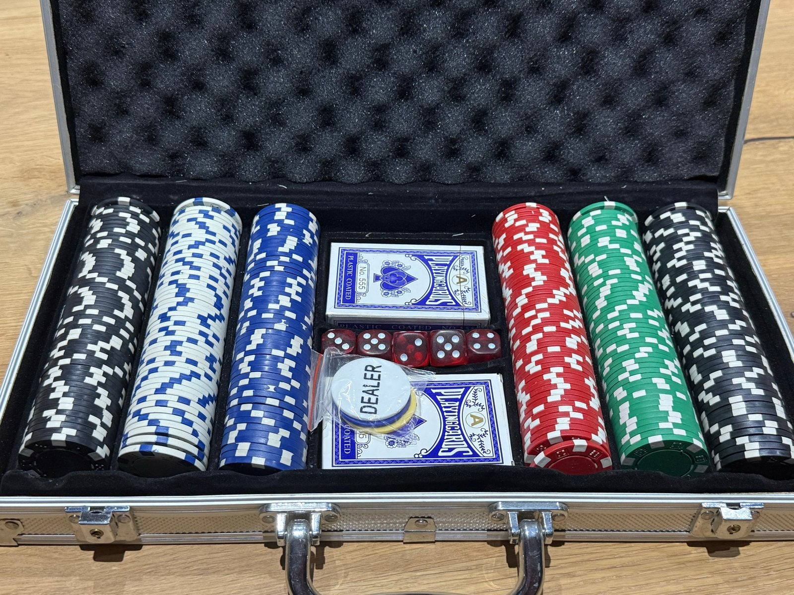 Pokerset met 12 gram chips in aluminium koffer, Hobby en Vrije tijd, Ophalen of Verzenden, Gebruikt