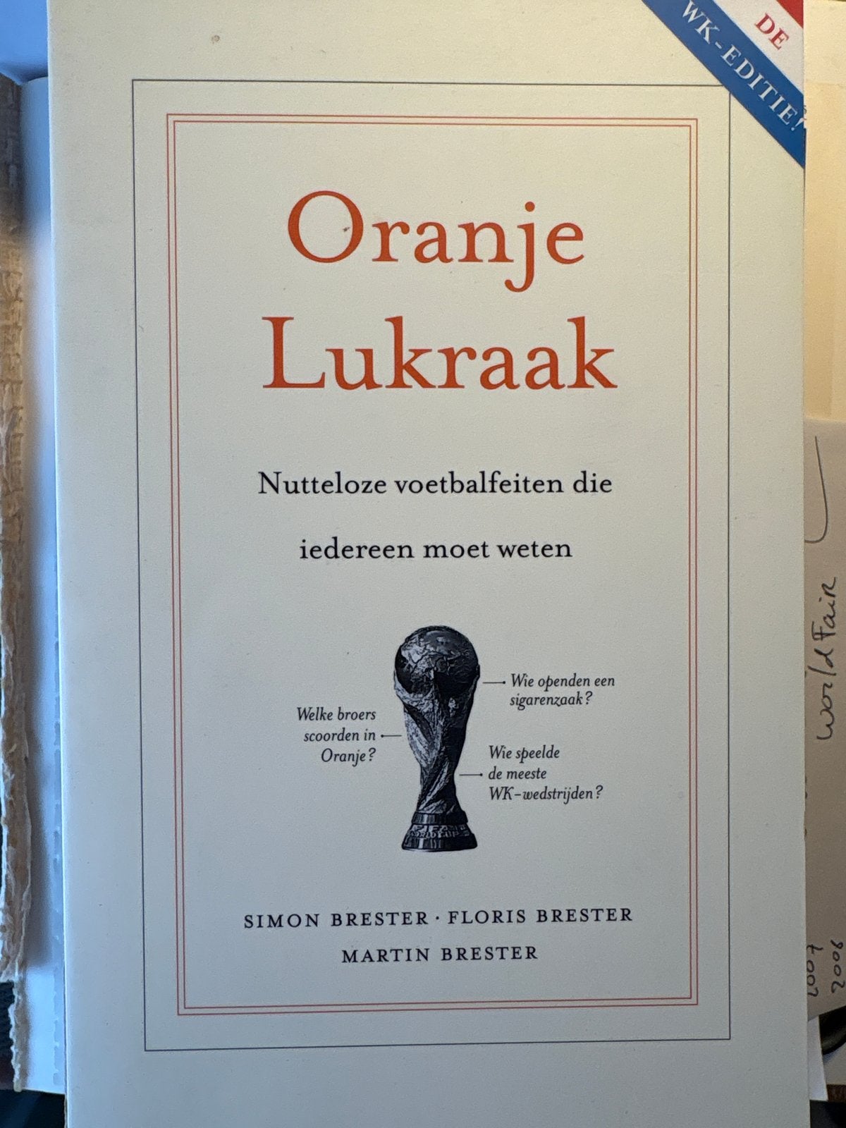 Oranje Lukraak: Nutteloze voetbalfeiten die iedereen moet we, Ophalen of Verzenden, Zo goed als nieuw, Overige sporten