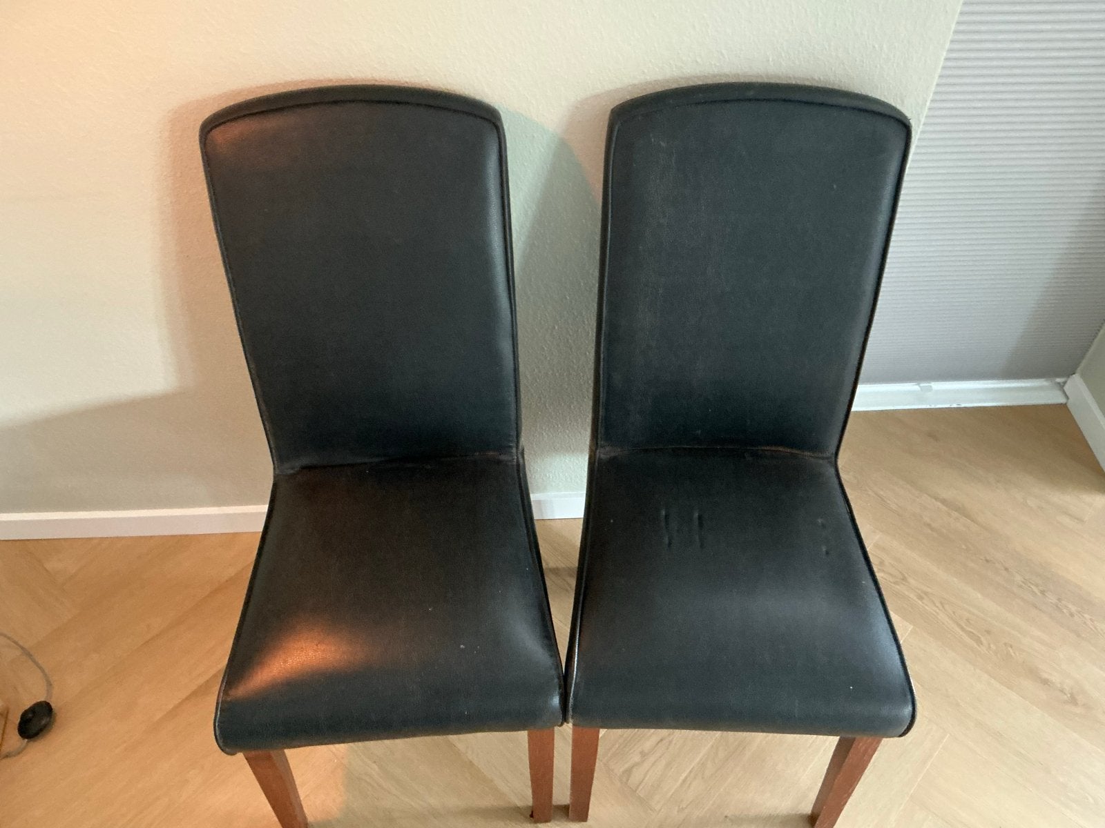 Set van 2 zwarte eetkamerstoelen met houten poten, Huis en Inrichting, Stoelen, Ophalen, Gebruikt, Twee, Zwart