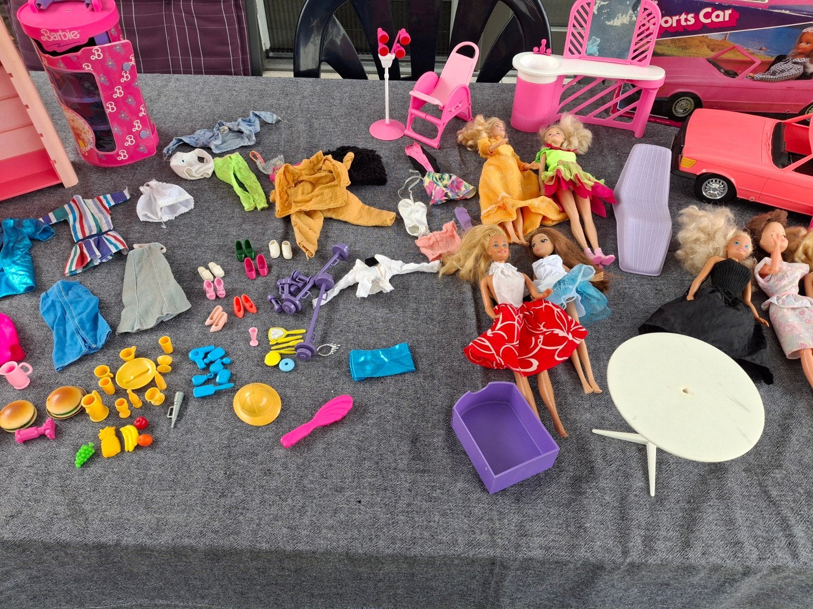 Barbie, barbie's, barbie auto, kledingkast, kaptafel enz, Ophalen of Verzenden, Gebruikt
