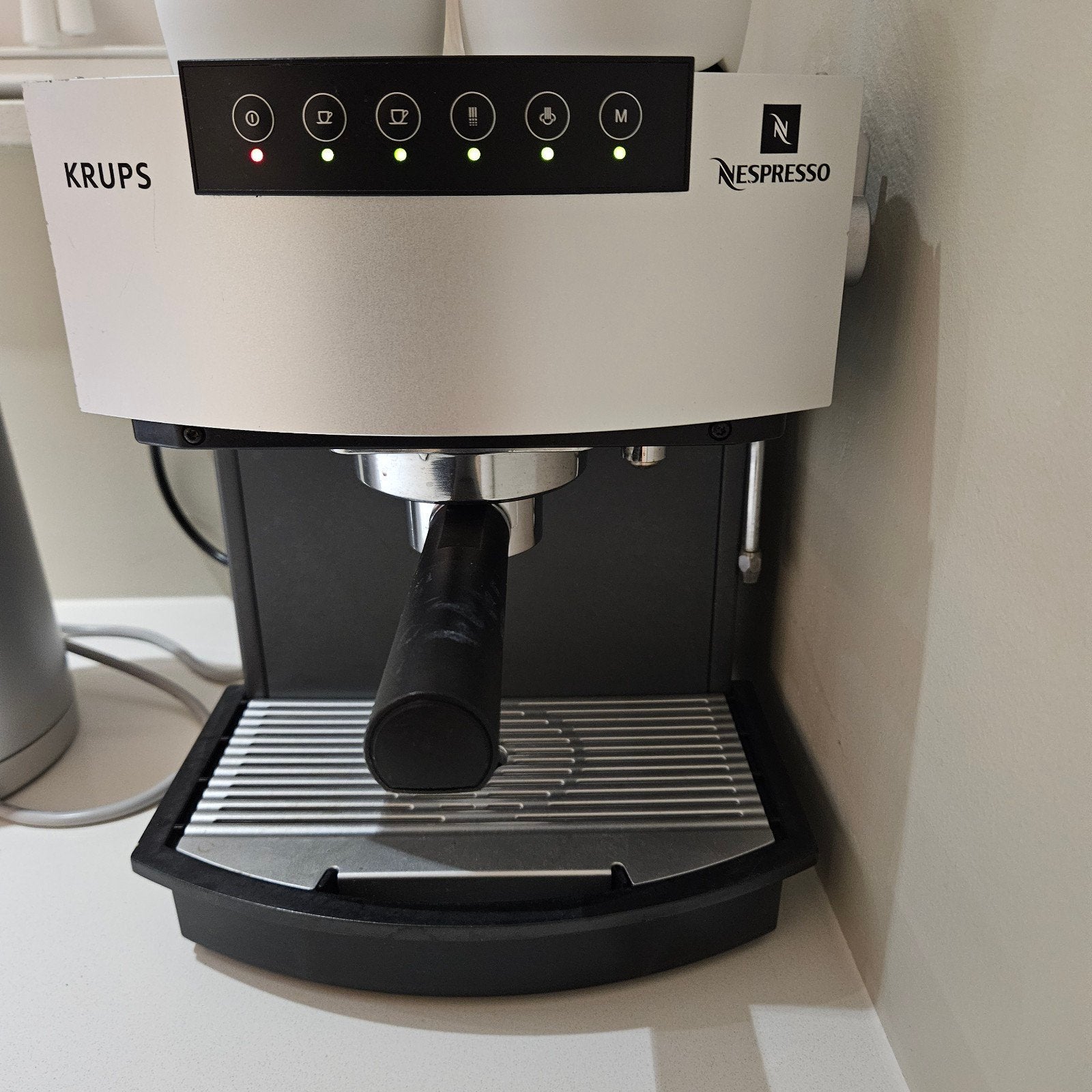 Foto 3 van Krups Nespresso Espresso apparaat - zilverkleurig