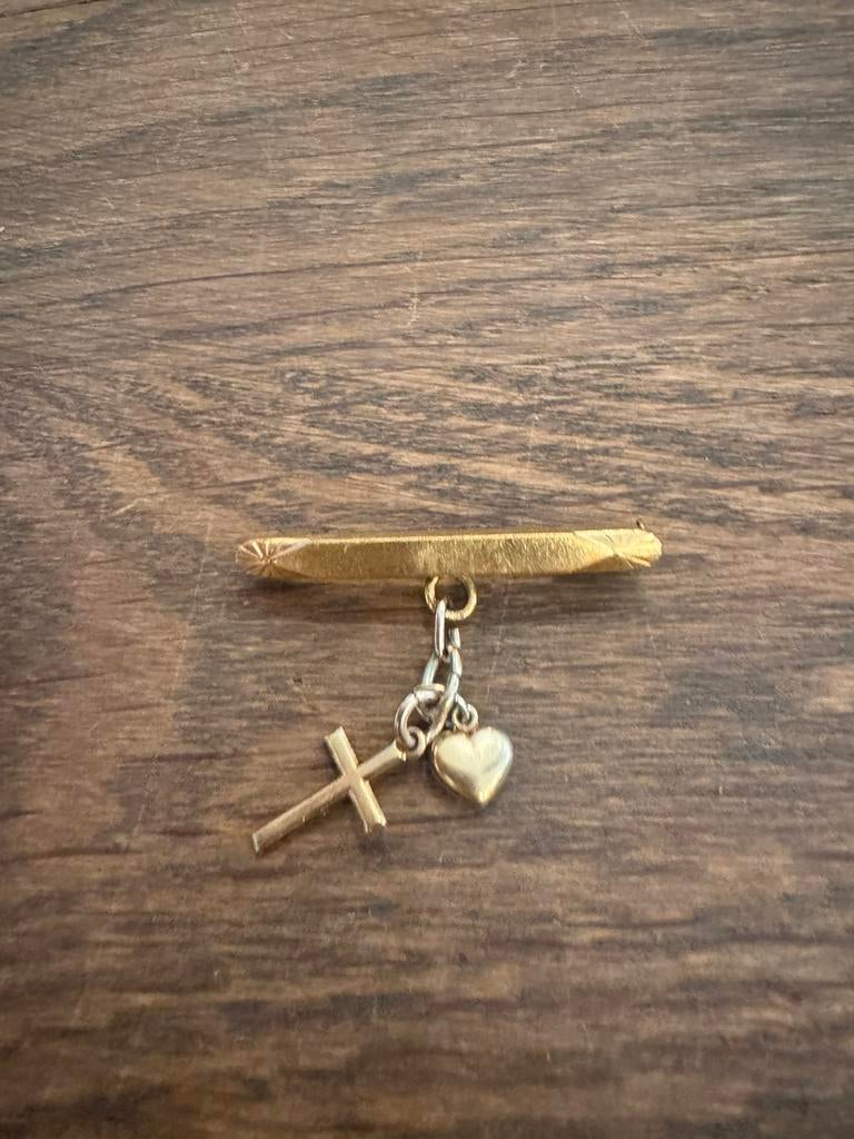 Broche verguld hart en kruisje, Overige materialen, Gebruikt, Overige kleuren, Minder dan 4 cm