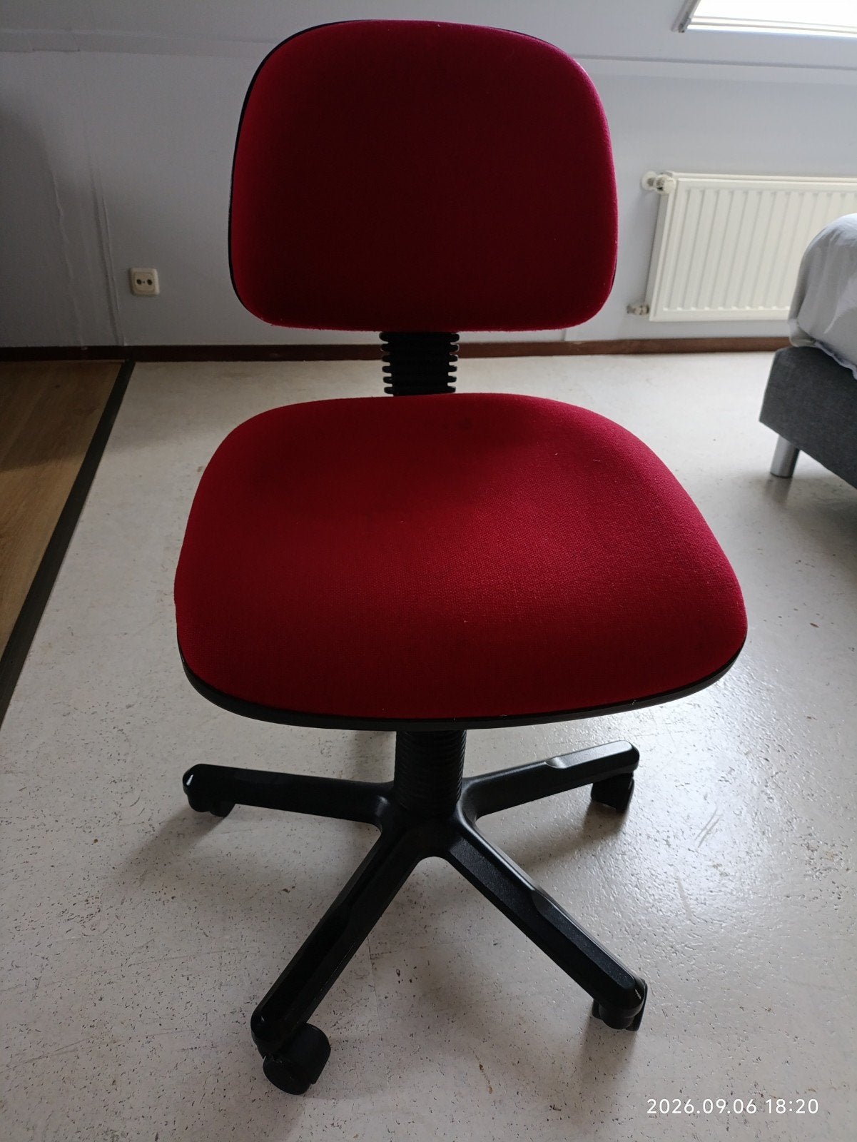 Gratis ophalen: Comfortabele rode bureaustoel, Ophalen, Gebruikt, Rood, Bureaustoel