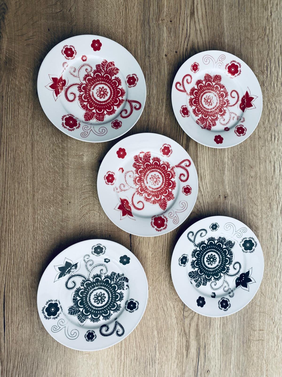 5x vintage V&D borden – rood zwart retro bloemenpatroon, Ophalen of Verzenden, Gebruikt, Overige stijlen, Bord(en)