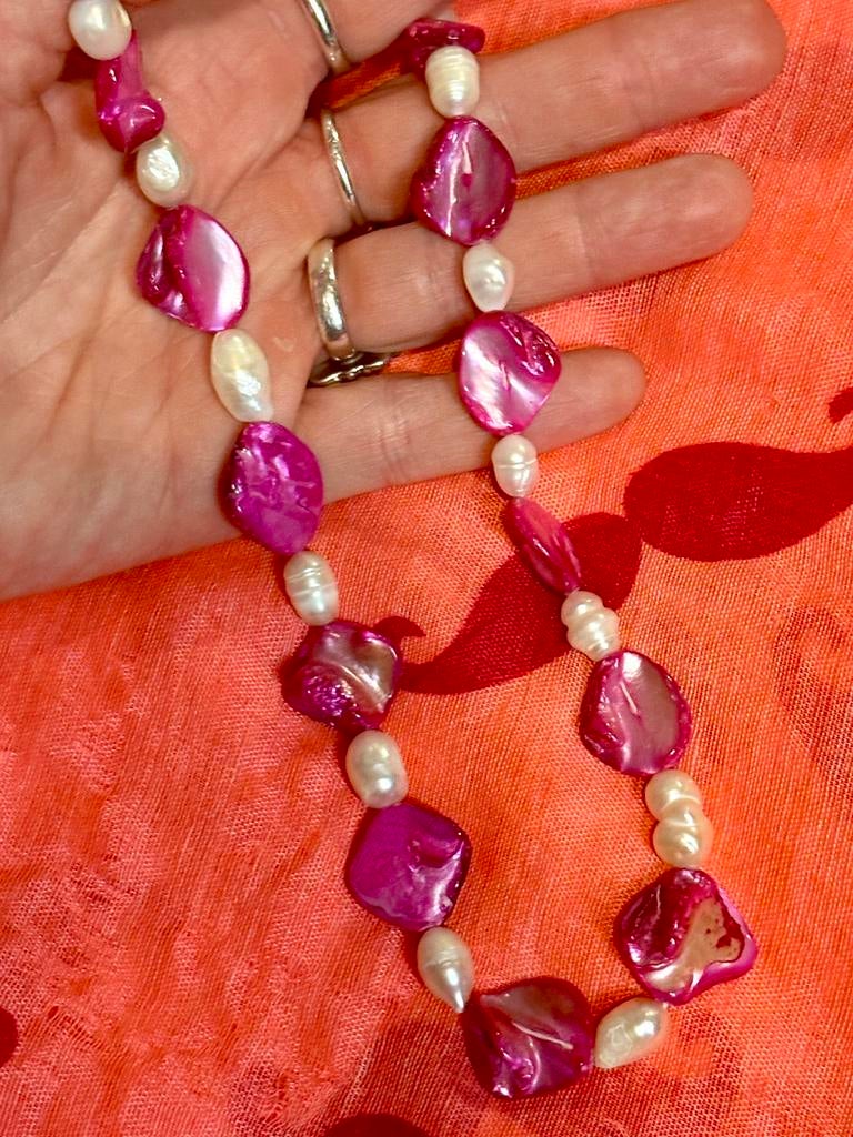 Ketting met roze schelpstukjes en zoetwaterparels, Ophalen of Verzenden, Zo goed als nieuw, Roze, Overige materialen