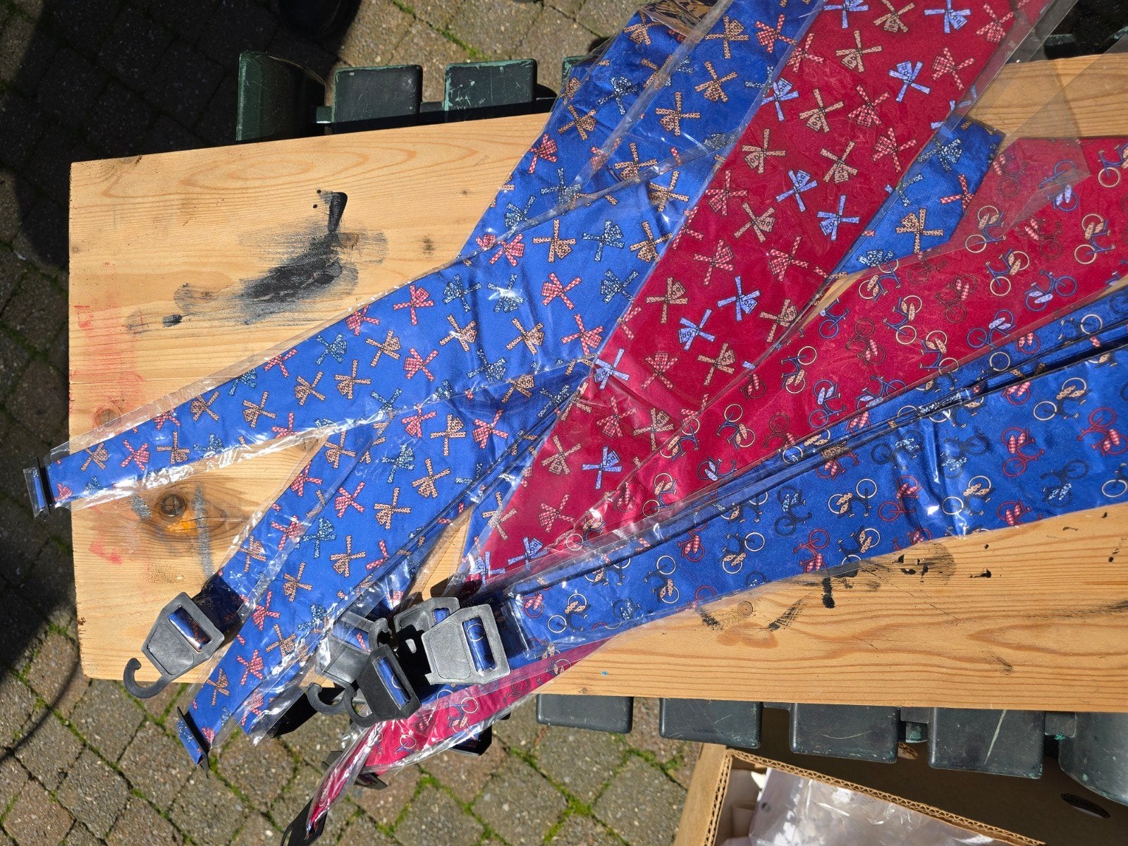 12 Nieuwe stropdassen: blauw/rood met molens/fietsen, Ophalen of Verzenden, Nieuw, Blauw, Met patroon