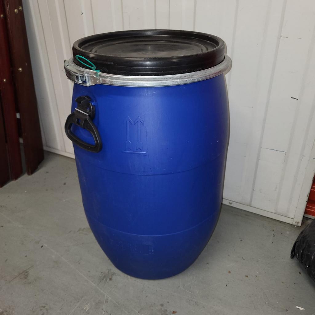 Blauwe kunststof ton met deksel en klemring, Tuin en Terras, Regentonnen, 150 liter of meer, Ophalen of Verzenden, Gebruikt