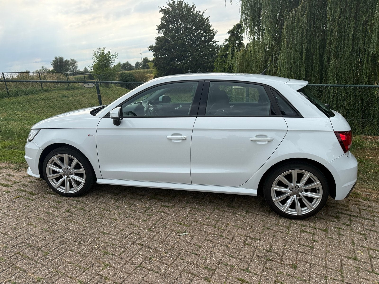 Audi A1 1.0 Tfsi 70KW Sportback 2016 Wit, Auto's, Voorwielaandrijving, 95 pk, 4 stoelen, Particulier