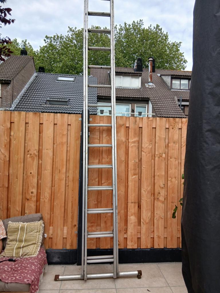 Uitschuifbare ladder - Ideaal voor hoge klussen, Ophalen of Verzenden, Gebruikt, 4 meter of meer