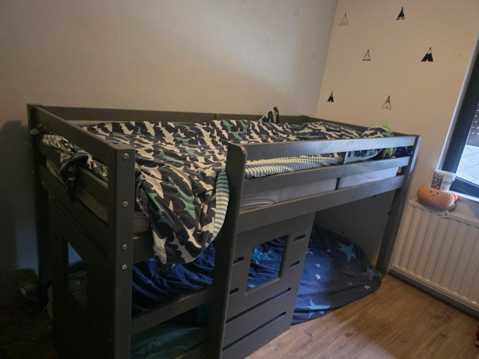 Hoogslaper grijs met matras - ideaal voor kleine kamers, Huis en Inrichting, Slaapkamer | Stapelbedden en Hoogslapers, Ophalen