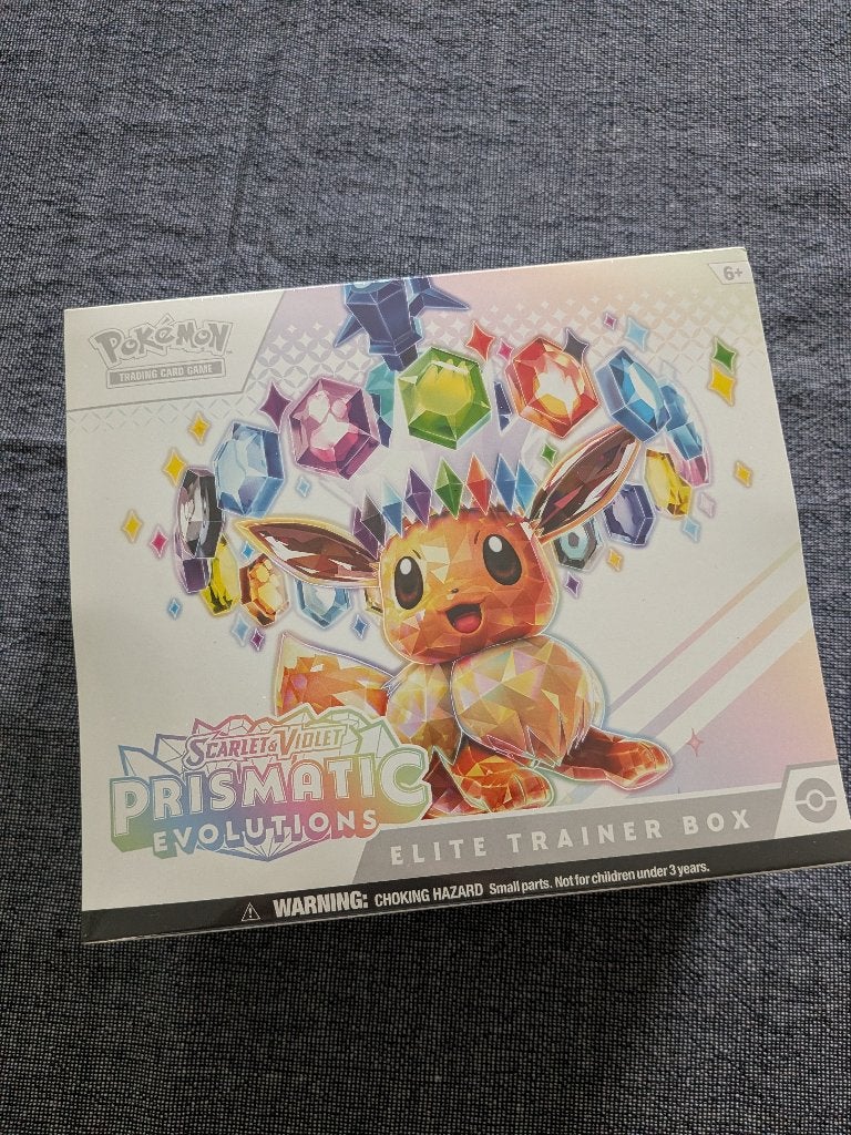Pokemon TCG Prismatic Evolutions ETB, Ophalen of Verzenden, Nieuw, Speeldeck