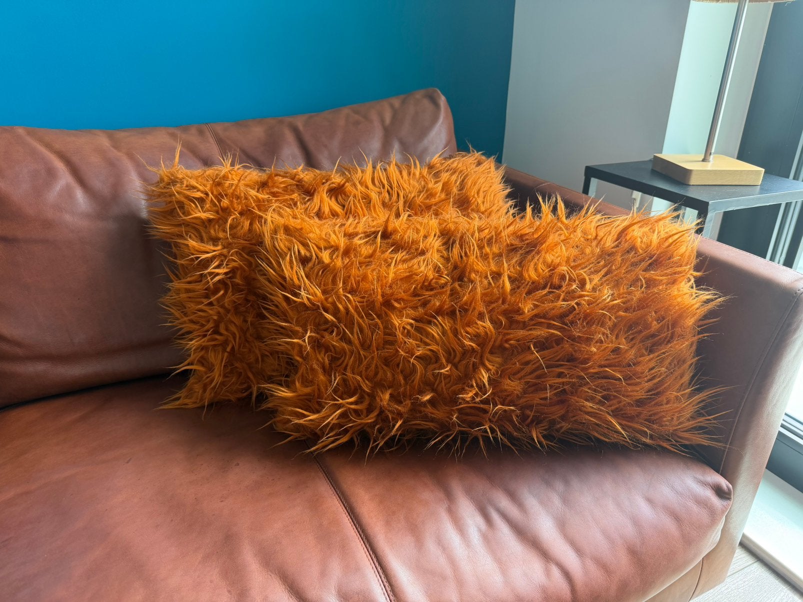 Twee vintage kussentjes in warme cognackleur, Gebruikt, Oranje, Eenpersoons, 70 cm of minder