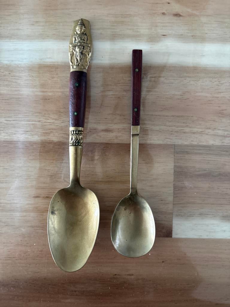 Decoratieve lepels met houten handvat en messing, Verzenden