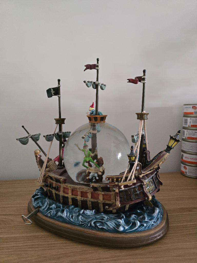 Disney Piratenschip Peter Pan - Snowglobe, Ophalen of Verzenden, Peter Pan of Pinokkio, Nieuw, Beeldje of Figuurtje