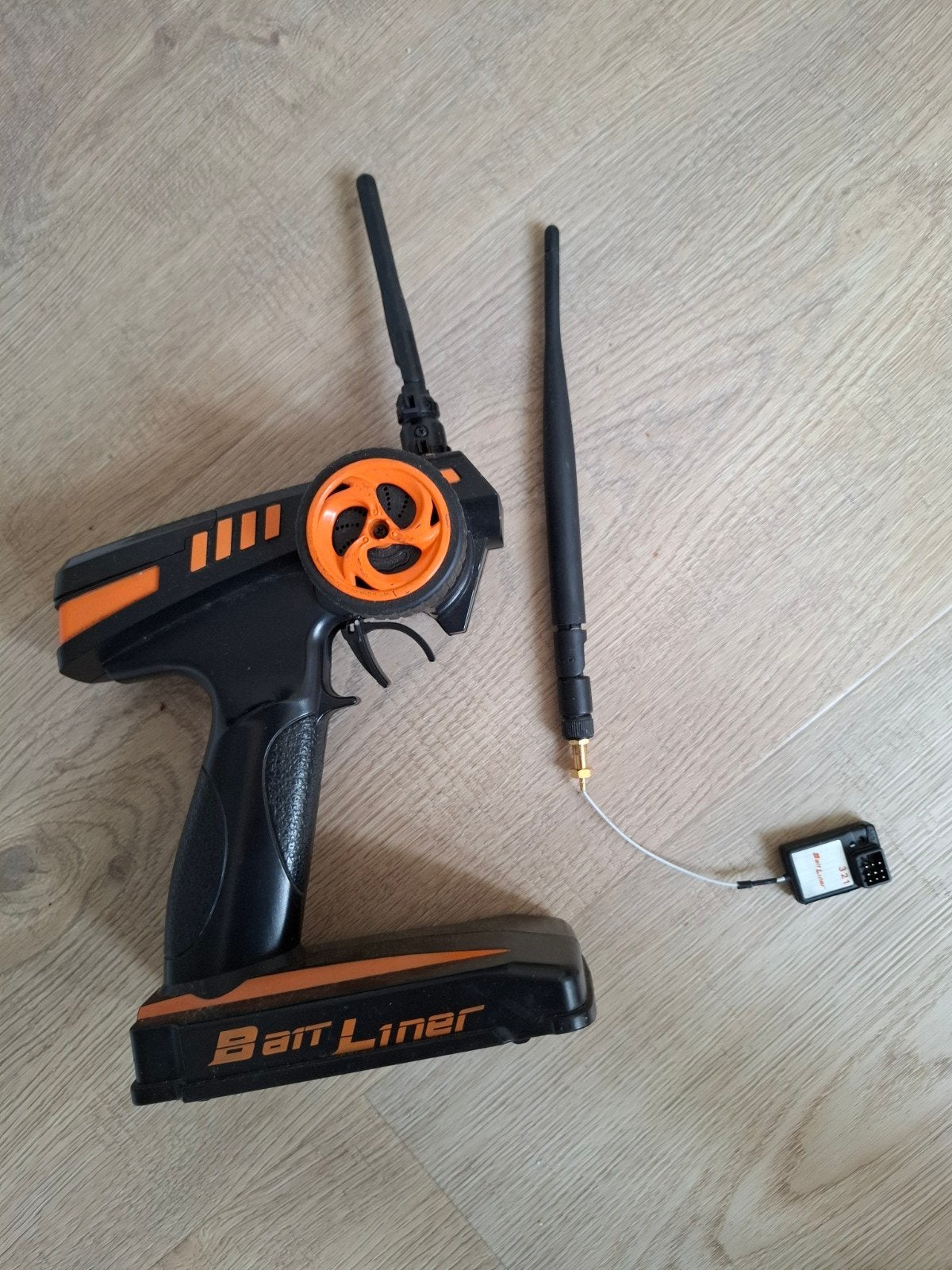 Baitliner handzender en ontvanger.
Zender is gerepareerd maa, Ophalen of Verzenden