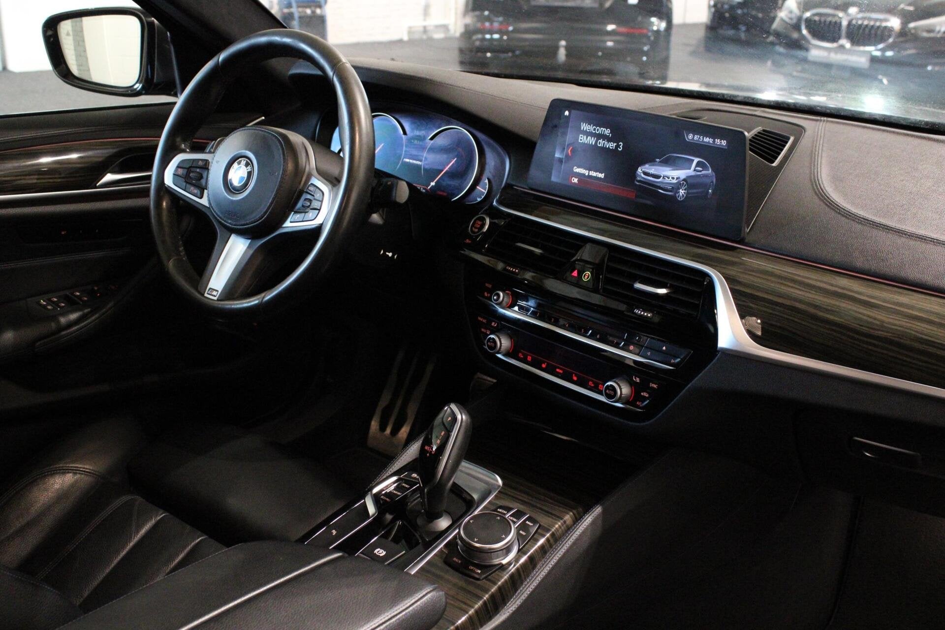 BMW 5-serie M550i xDrive High Executive | LEDER | CAMERA |, Auto's, Automaat, Gebruikt, 4395 cc, Zwart