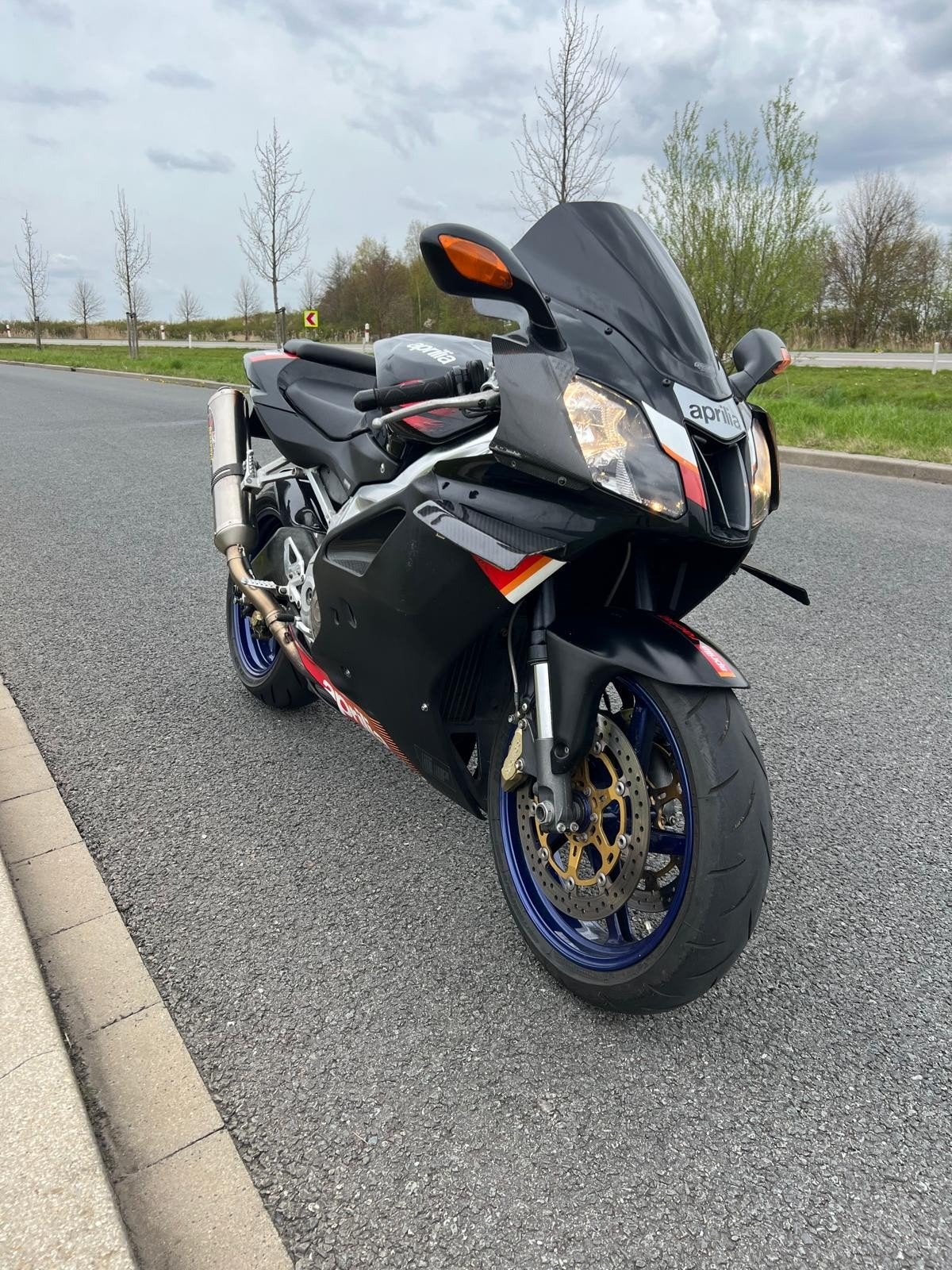 Aprilia RSV 1000 R 2004, Akrapovic, Carbon,  52.740 km, Motoren, 2 cilinders, Sportuitlaat, Occasion, Motorrijbewijs A