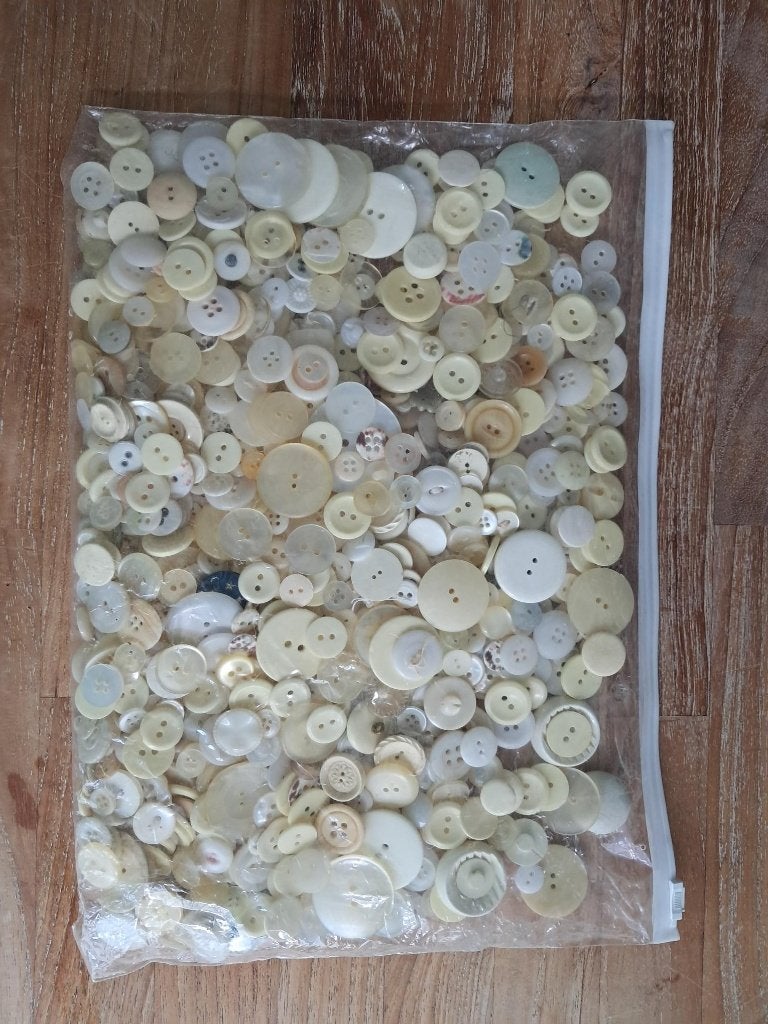 Zak met knopen kleur wit, crème, naturel 1071 stuks 600 gram, Ophalen of Verzenden, Zo goed als nieuw, Knoop of Knopen