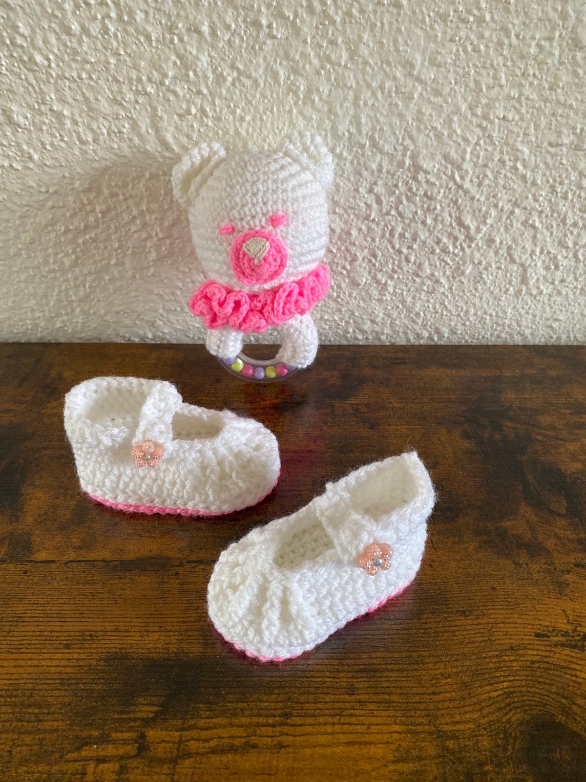 Gehaakte baby schoentjes met rammelaar, Ophalen of Verzenden, Nieuw, Meisje