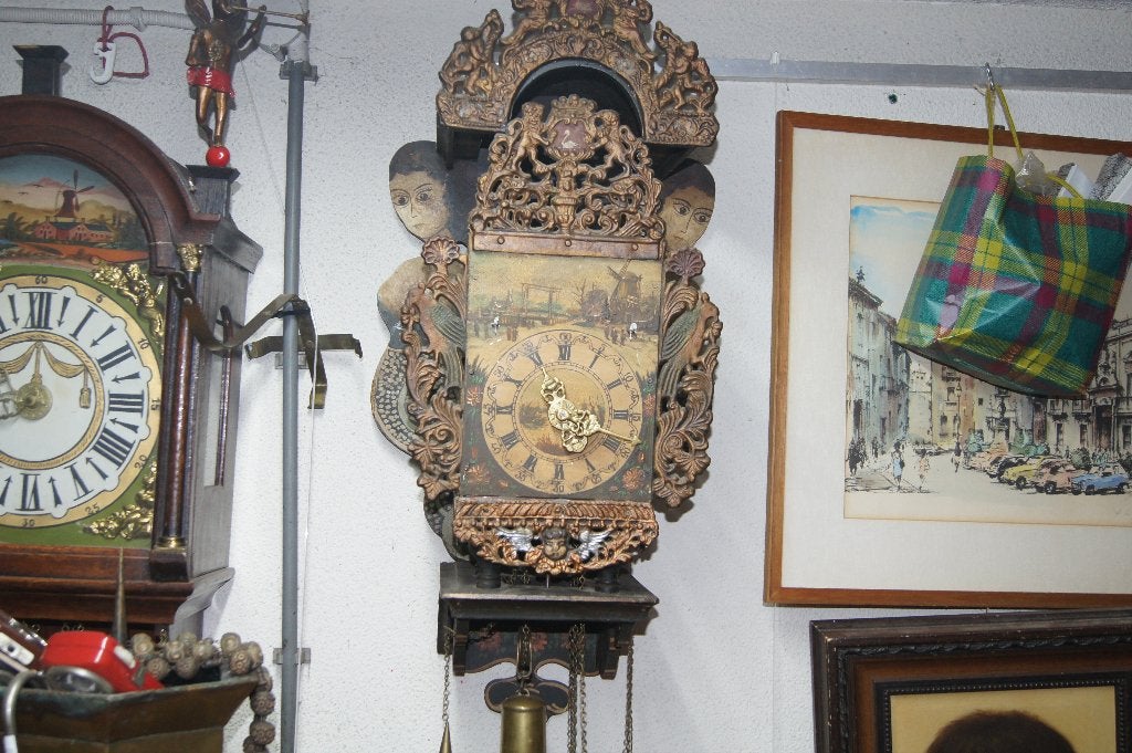 Antieke Friese stoelklok met Unieke Versieringen, Antiek en Kunst, Ophalen of Verzenden