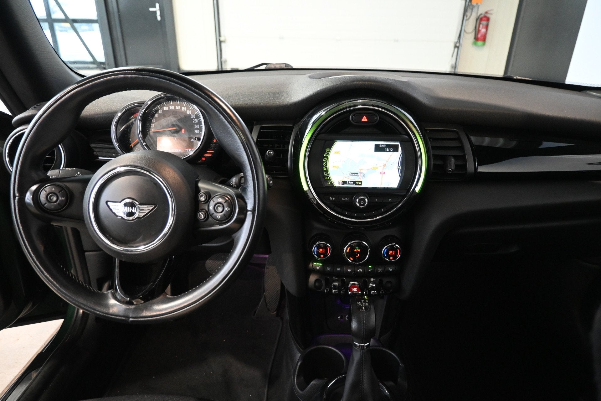 MINI Mini 1.5 Cooper Pepper Serious Business Automaat Naviga, Auto's, Gebruikt, Met garantie (alle), 4 stoelen, 49 €/maand