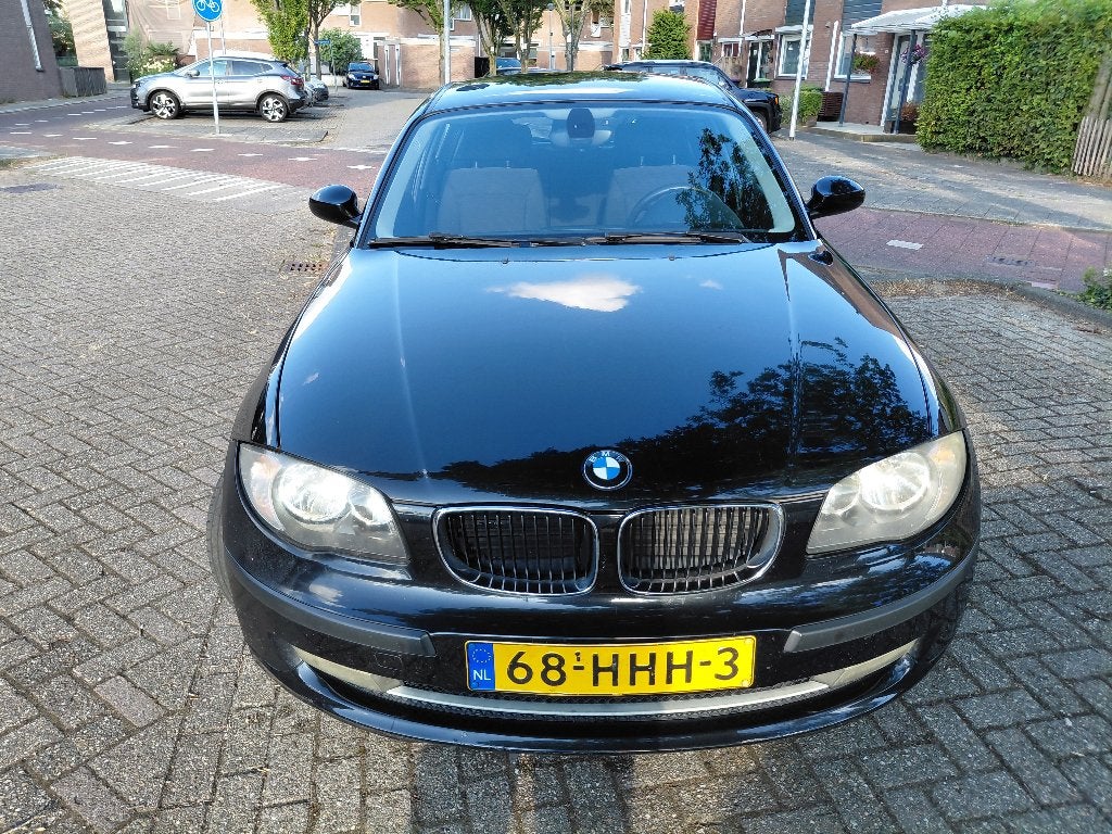BMW 1-Serie 1.6 116I 5DR 2008 Zwart, Auto's, 1-Serie, 4 cilinders, Origineel Nederlands, 1200 kg