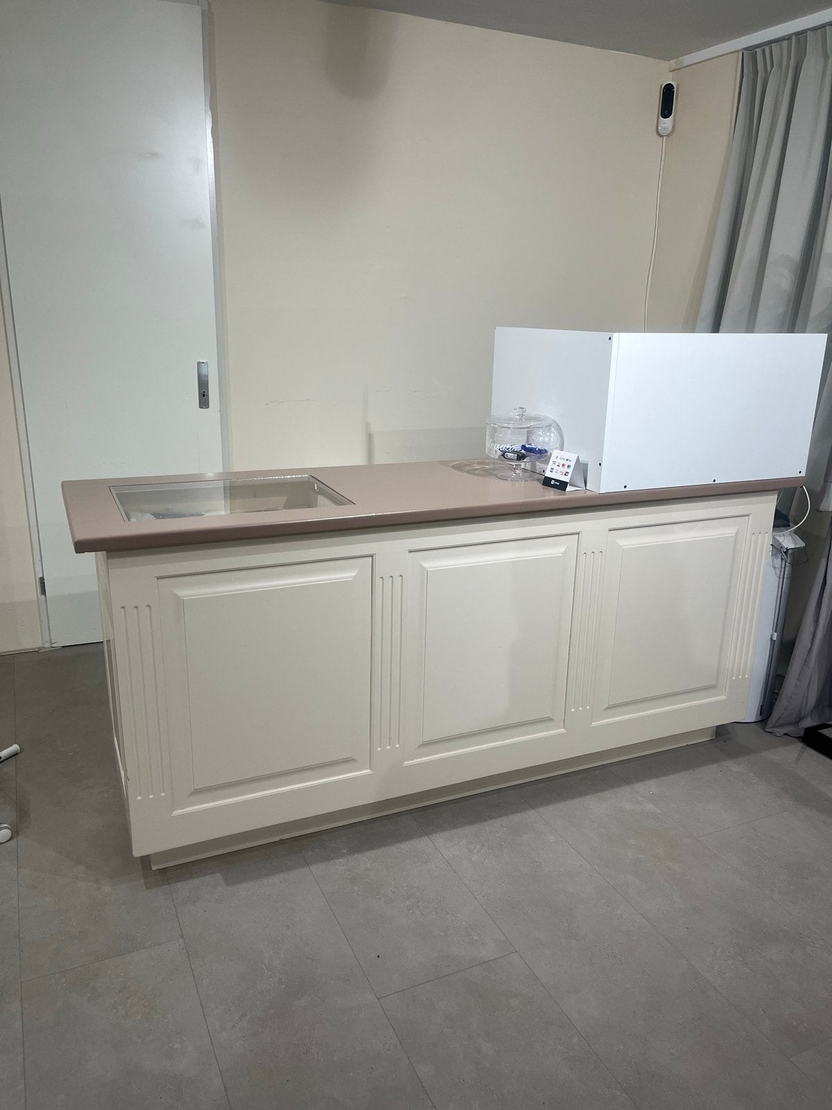 Winkelbalie met vitrine en lades, Ophalen
