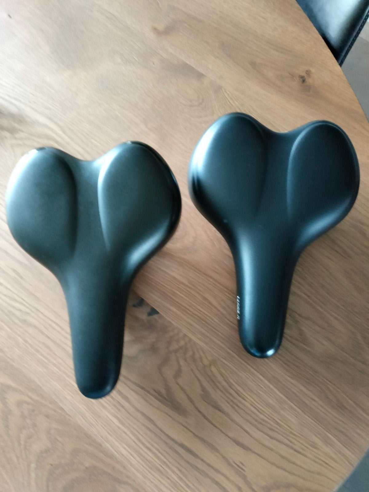 Twee fietszadels (merk Selle Royal), Ophalen