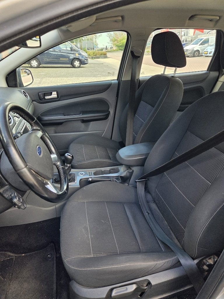 Foto 6 van Ford Focus 1.8 92KW Wagon 2010 Grijs