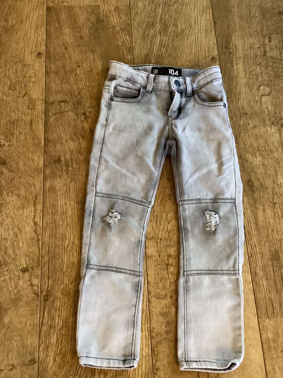 Grijze spijkerbroek jongens maat 104 - achterzak kapot, Ophalen, Gebruikt, Jongen, Broek