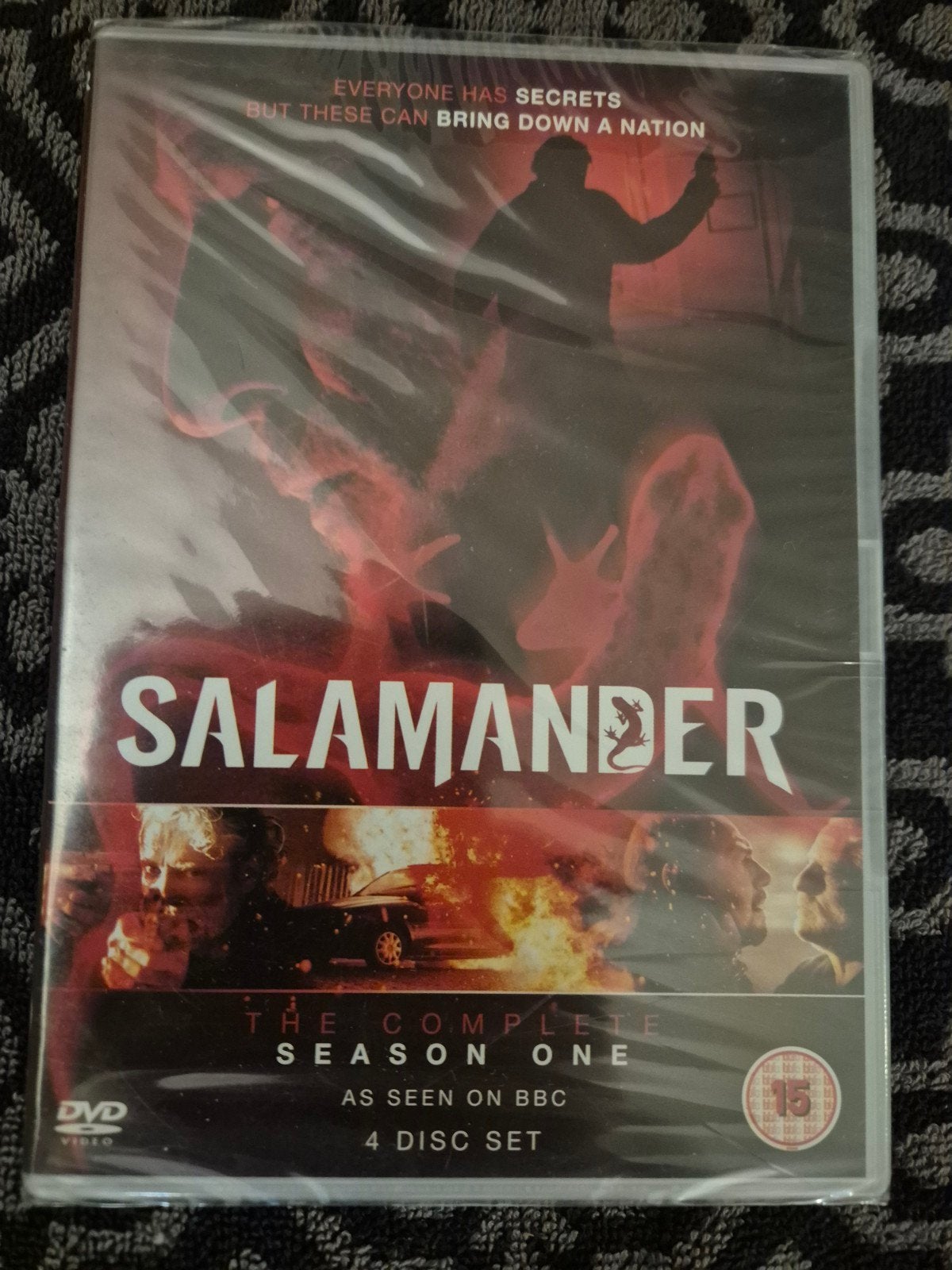 Salamander: Seizoen 1 (DVD, 4 Disc Set)(nieuw in verpakking), Cd's en Dvd's, Vanaf 16 jaar, Nederlands, Engels, Ophalen of Verzenden