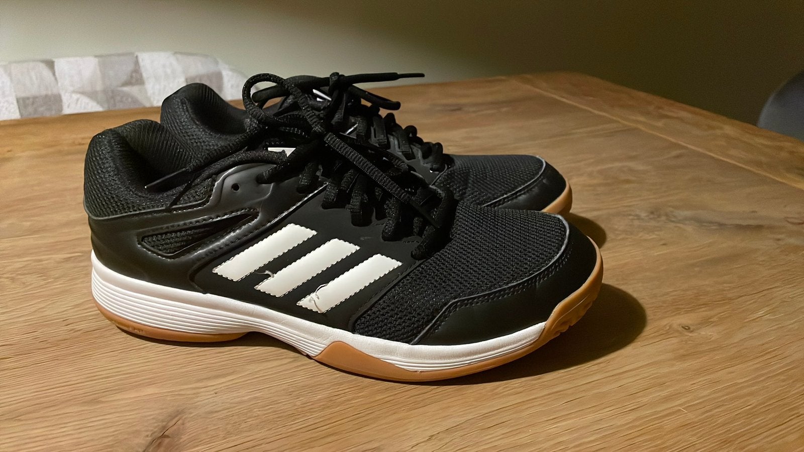Adidas Speedcourt indoor schoenen maat 41 1/3, Kleding | Heren, Ophalen of Verzenden, Gedragen, Sportschoenen, Zwart