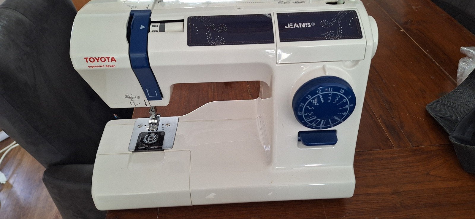Toyota naaimachine type Jeans. GRATIS !!, Ophalen, Gebruikt, Naaimachine, Overige merken