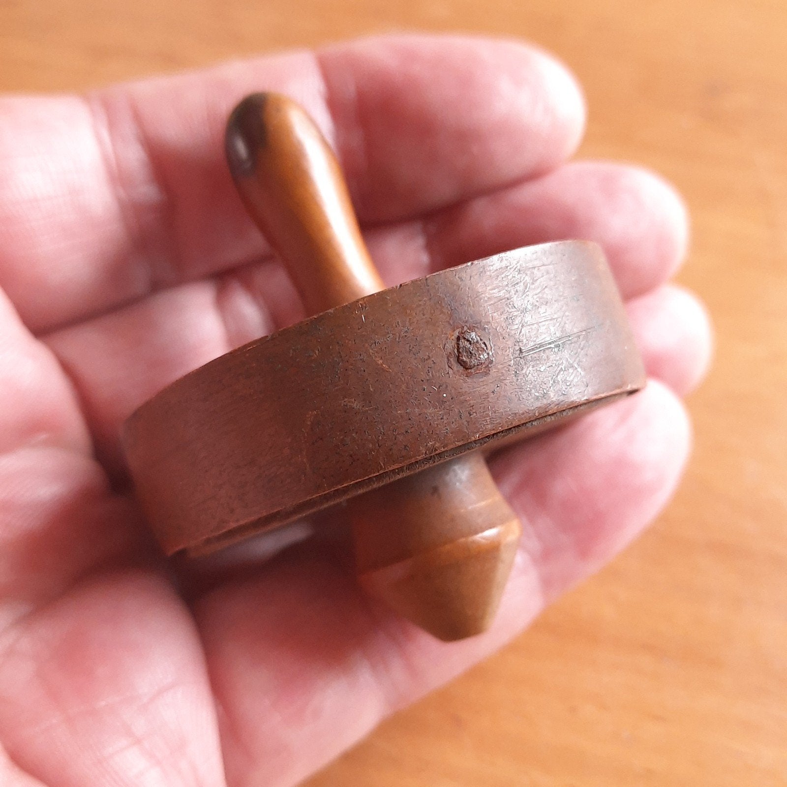 Antieke Houten Tol met Koperen Ring, Verzenden