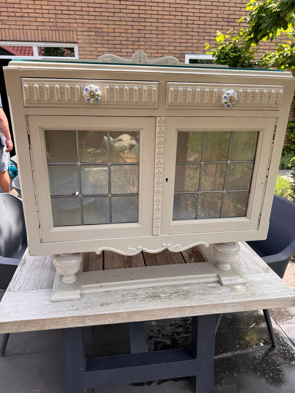 Vintage kastje met glas-in-lood deurtjes en beschadigde glas, Ophalen