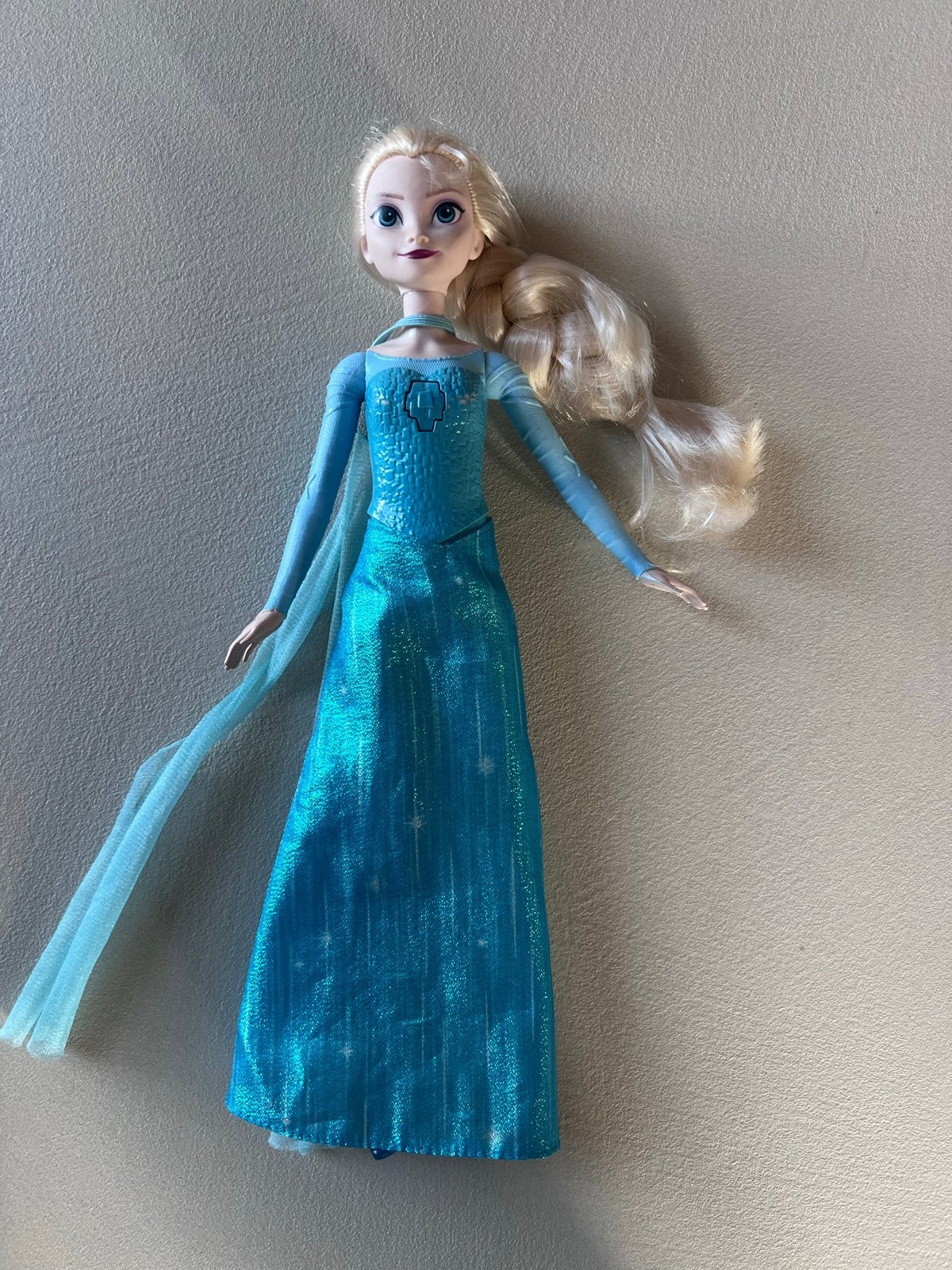 Elsa Frozen Barbie pop met schoentjes en afneembare cape, Ophalen of Verzenden, Gebruikt, Barbie