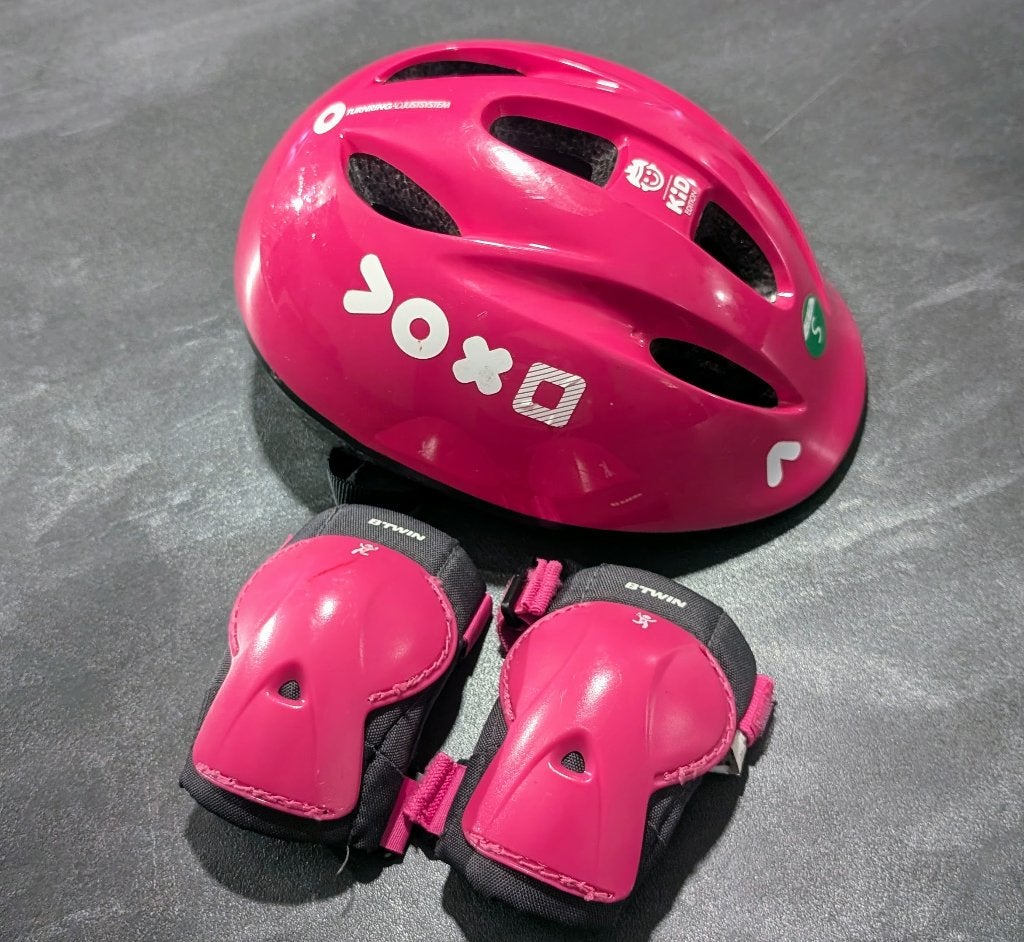 Leuke roze kinderhelm B'TWIN (Maat S) + elleboogbeschermers, S, Meisje, Ophalen of Verzenden, Zo goed als nieuw