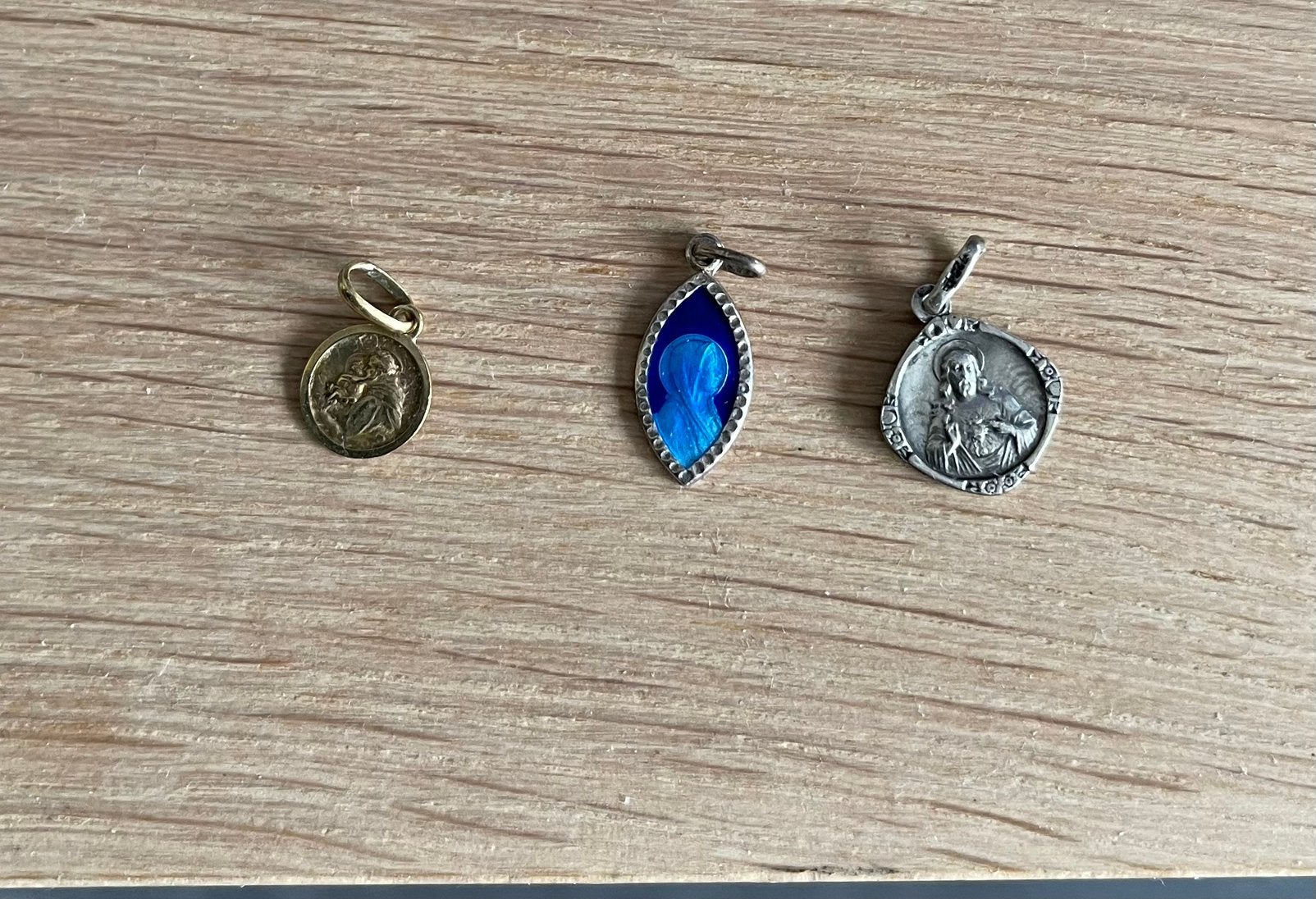 3 religieuze bedels, Ophalen of Verzenden, Gebruikt, Overige materialen, Overige merken