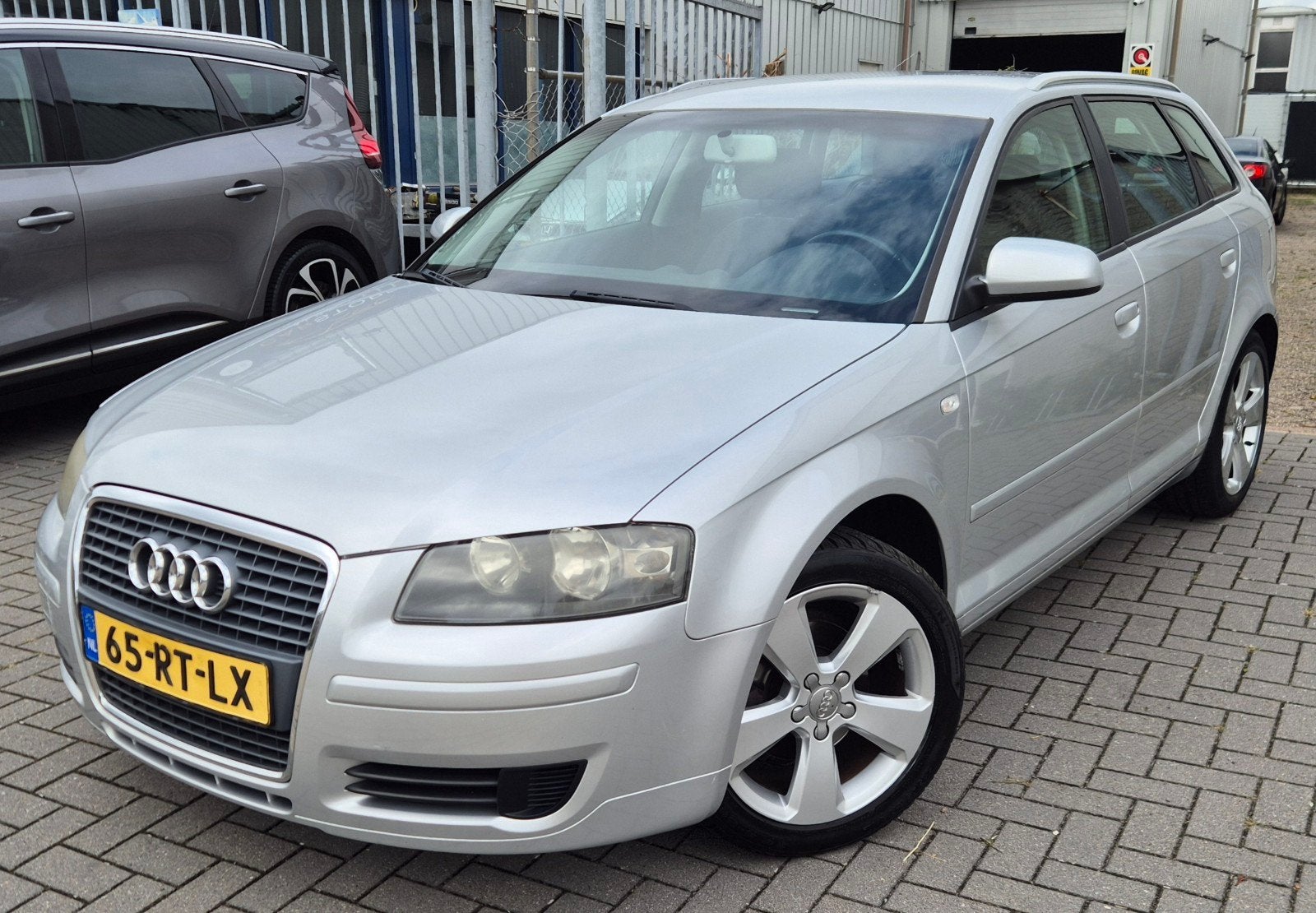Audi A3 1.6 Sportback 85KW 2005 Grijs, Auto's, Audi, Voorwielaandrijving, 15 km/l, 4 cilinders, Origineel Nederlands