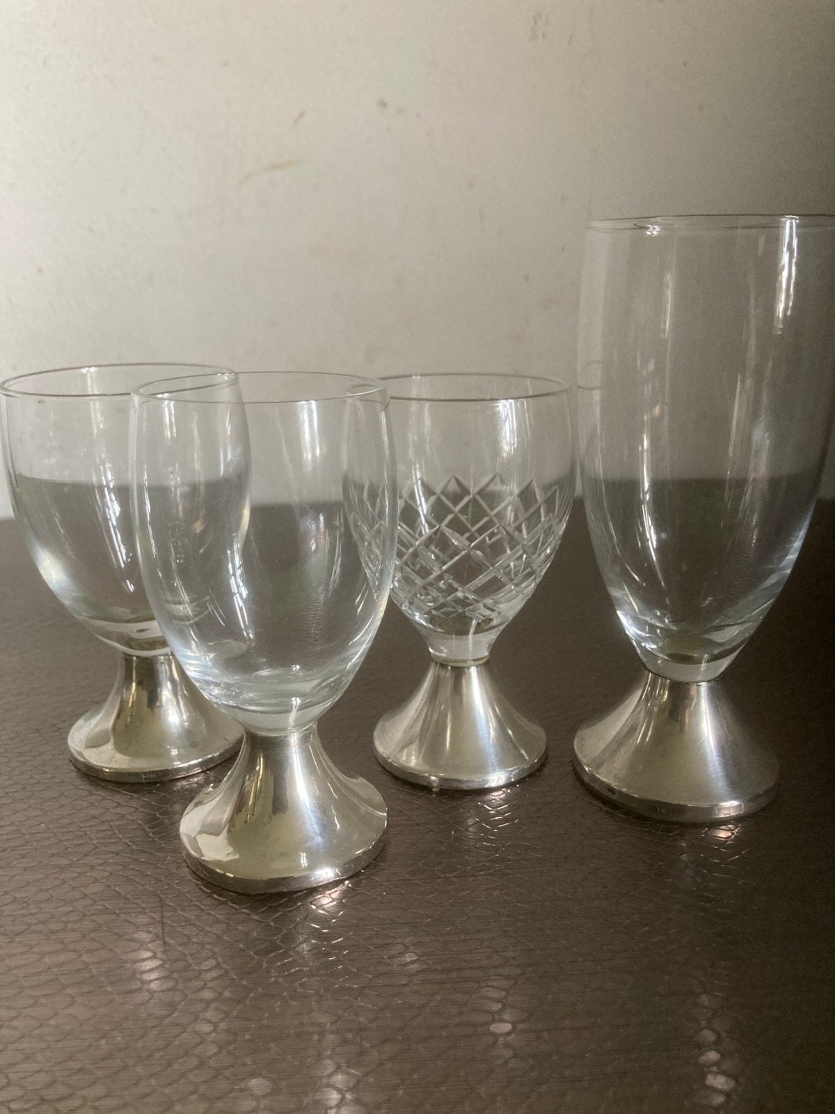 4 verschillende glaasjes met zilveren voet met keurtekens, Ophalen of Verzenden