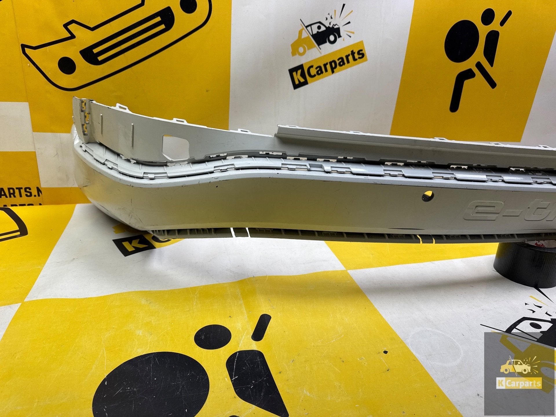 Bumperlijst achterbumper Audi E Tron 4KE PDC 4KE807833, Gebruikt, AUDI AG, Auto-Union-Strasse 1
85045  Ingolstadt, DE, Bumper