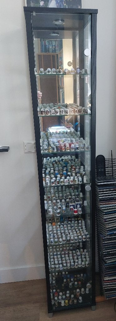 vingerhoedjes en vitrinekast, Verzamelen, Ophalen, Zo goed als nieuw, Porselein
